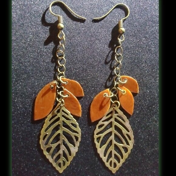 Metal leaves with tiny wooden leaves - Picture 1 of 1